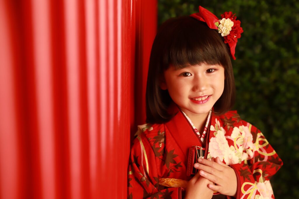 七五三の着物を着た女の子の写真