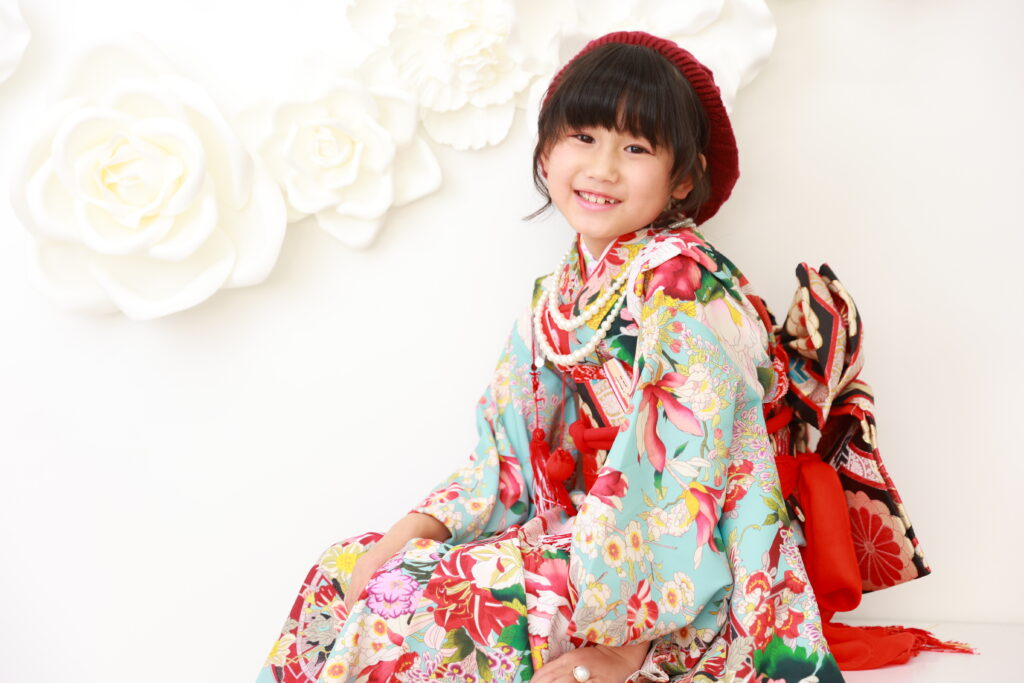 スタジオで笑顔で撮影する女の子