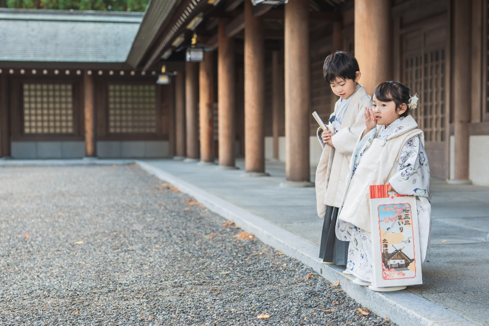 七五三で兄弟が一緒に着物を着て神社にいる様子