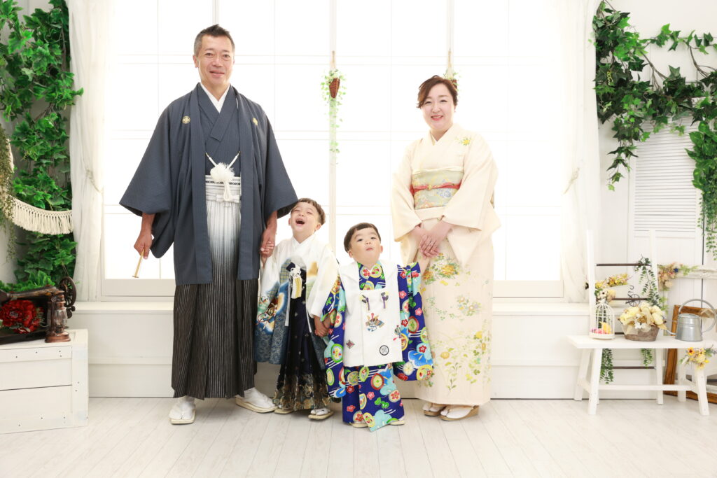 七五三撮影を楽しむ家族の写真