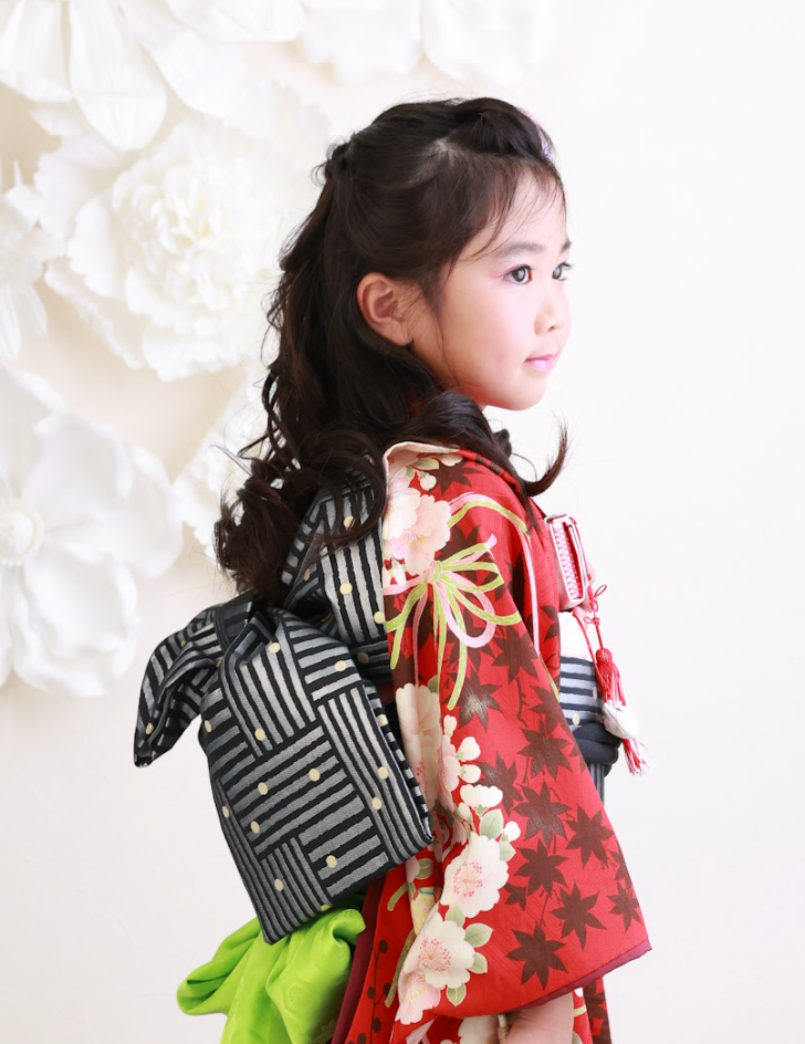 ハーフアップでまとめた髪をゆるく巻いた、華やかで上品なスタイル