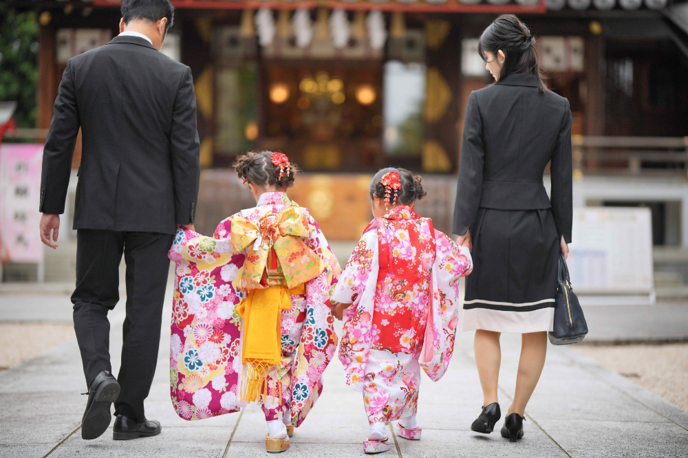 七五三のご祈祷に向かう家族の後ろ姿