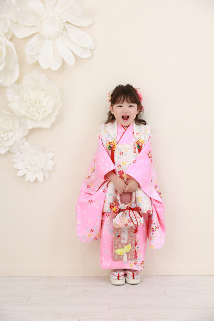 白い被布を羽織った女の子の写真