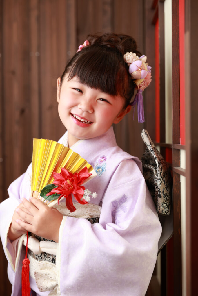 スタジオで撮影中の七五三7歳女の子の笑顔写真