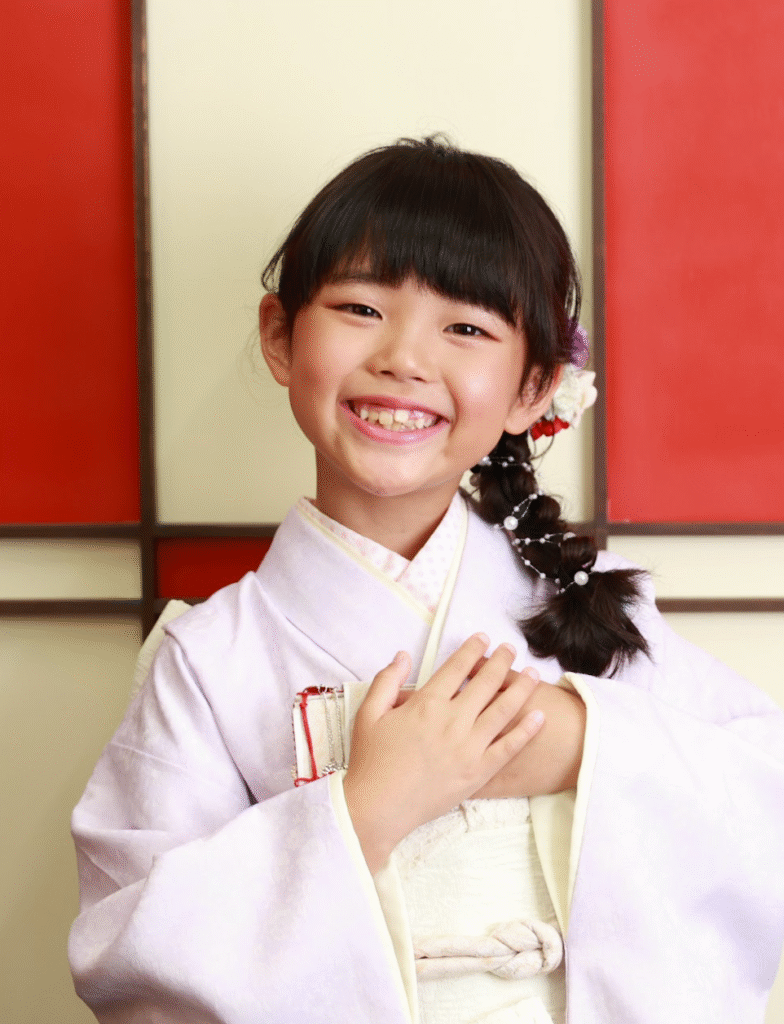 玉ねぎアレンジを取り入れたサイド三つ編みで個性が光る笑顔の女の子