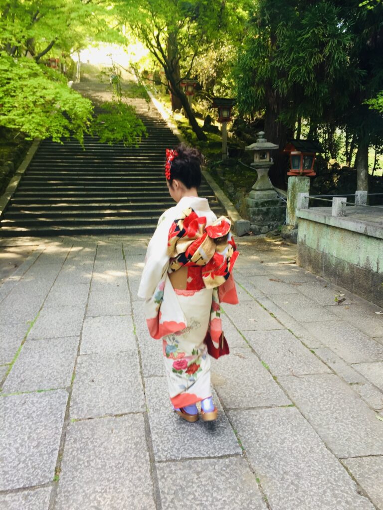 十三参りをする着物姿の女の子の写真