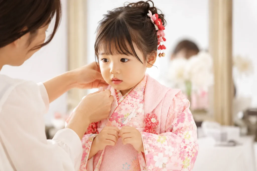少し緊張しながら七五三の準備をする3歳女の子