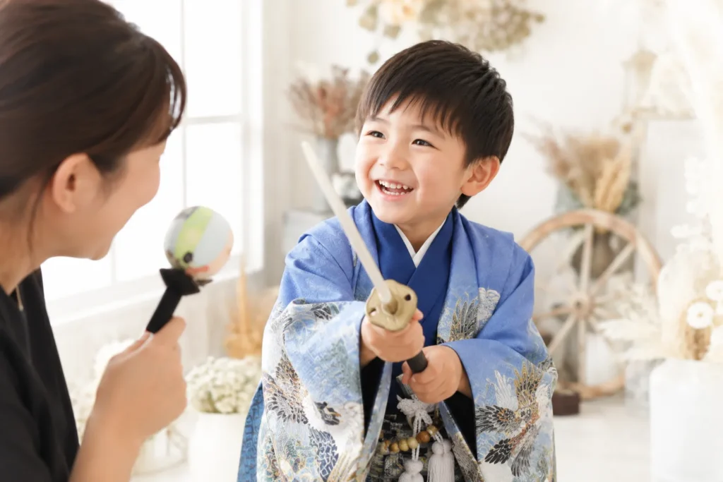 スタッフと遊びながら笑顔になった七五三5歳男の子