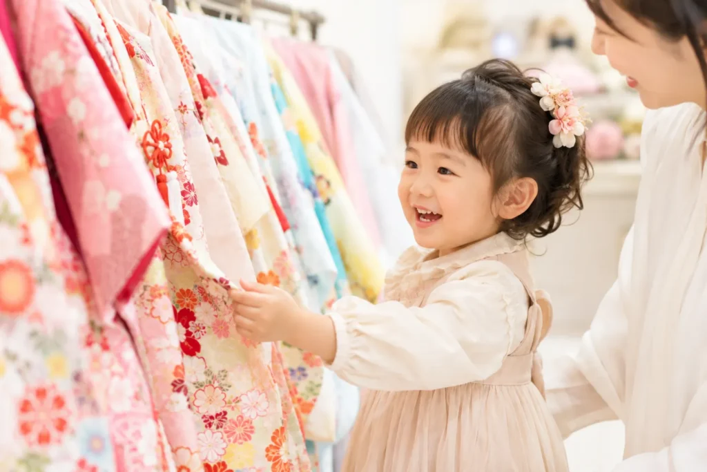 七五三の衣装を楽しそうに選ぶ3歳女の子とママの様子