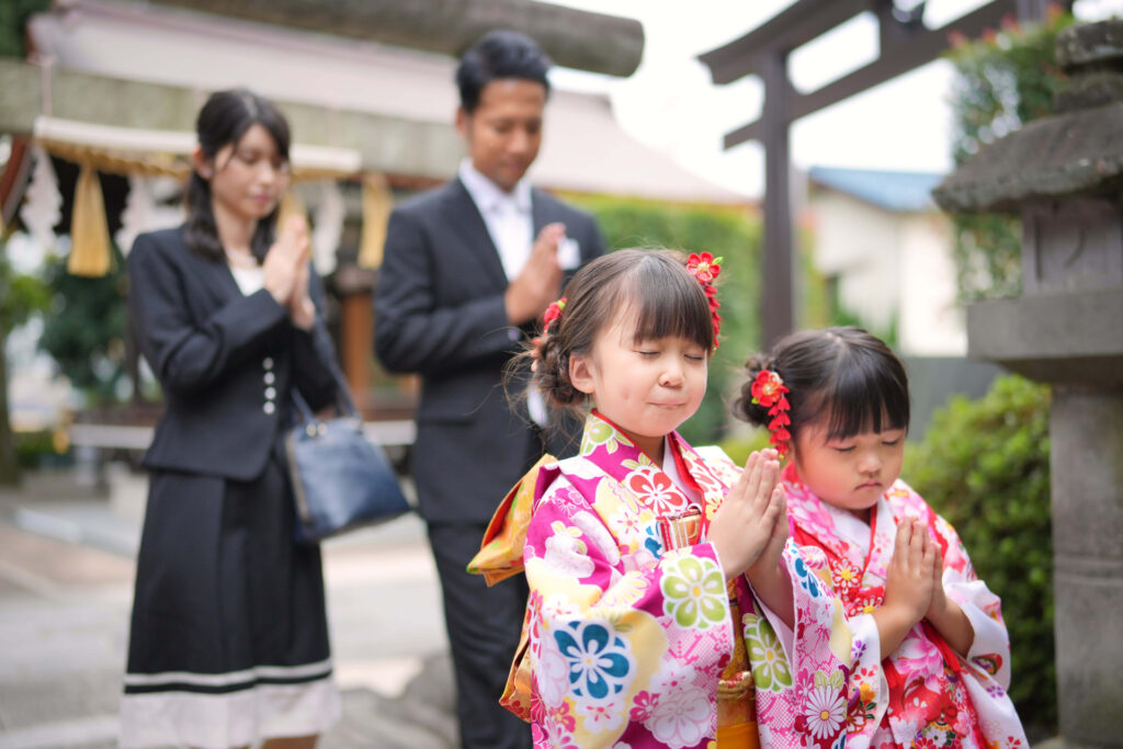 神社でお参りする七五三の様子