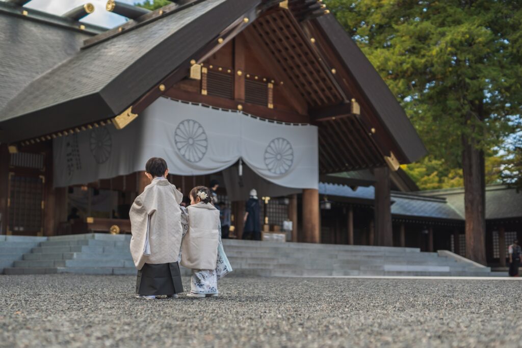 七五三のお参りをする兄妹の写真