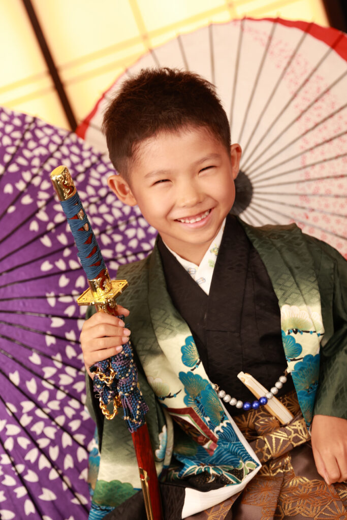 スタジオで笑顔を見せる七五三5歳の男の子