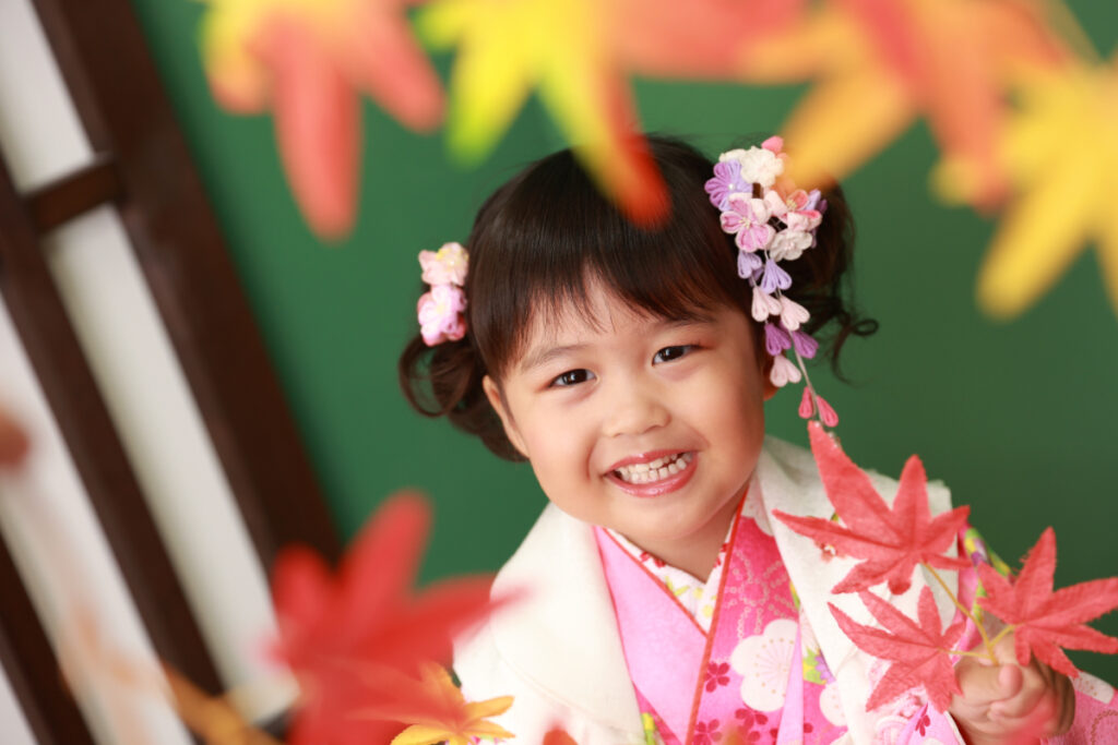 ピンクの被布と髪飾りを合わせた3歳の女の子の七五三コーディネート