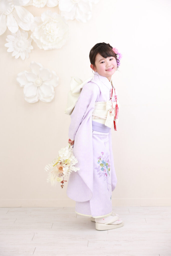 七五三の記念写真をスタジオで撮影する女の子