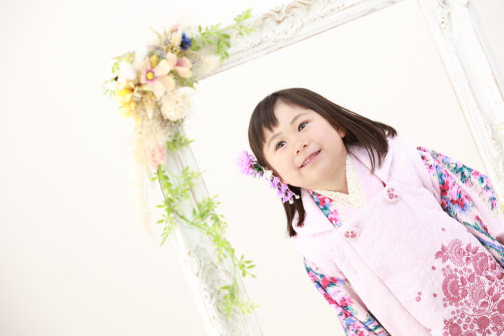七五三撮影をする女の子の写真