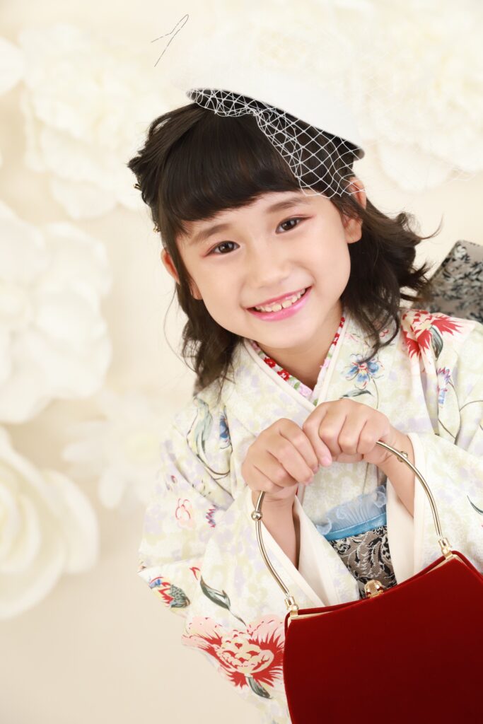 おしゃれをする七五三7歳の女の子