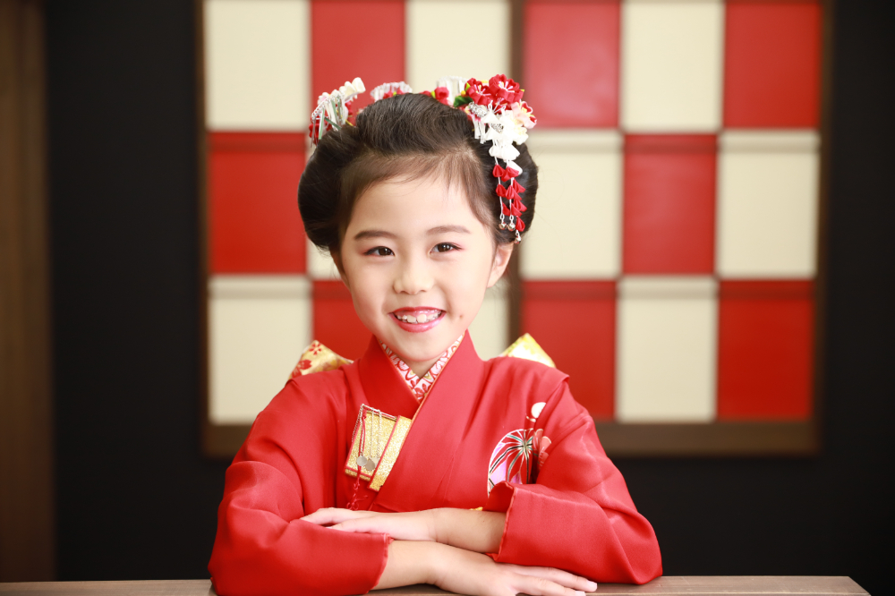 赤い着物と日本髪で正統派にきめた7歳の女の子