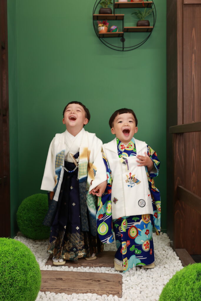 元気な笑顔を見せる男の子