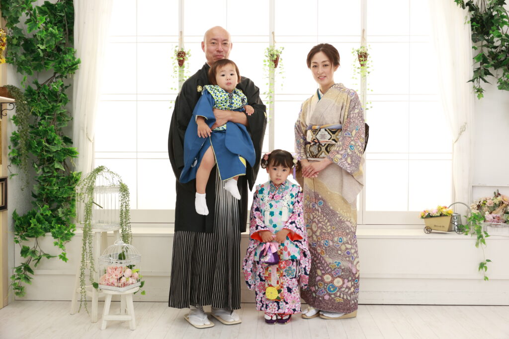 お父さんに抱っこされて安心する3歳男の子