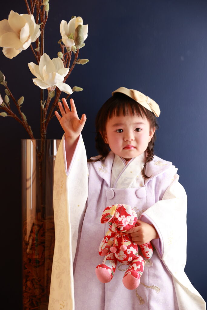 ぬいぐるみと一緒に撮影する3歳女の子