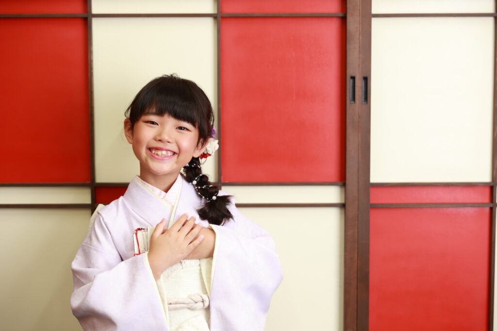 七五三の着物を着て笑顔の女の子