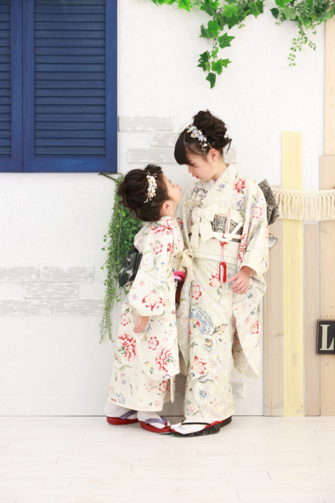 白系の着物でおそろいコーデをした姉妹の七五三写真