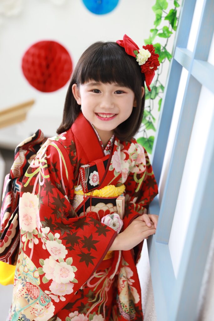 七五三撮影で笑顔を見せる女の子