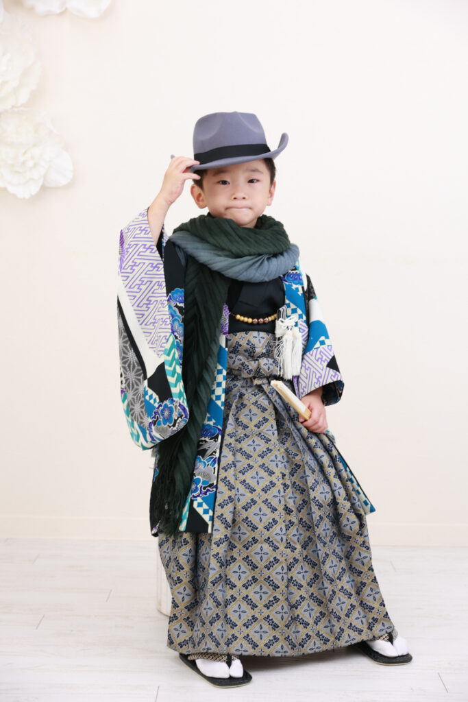 袴にハットを合わせた和洋ミックスの5歳男の子