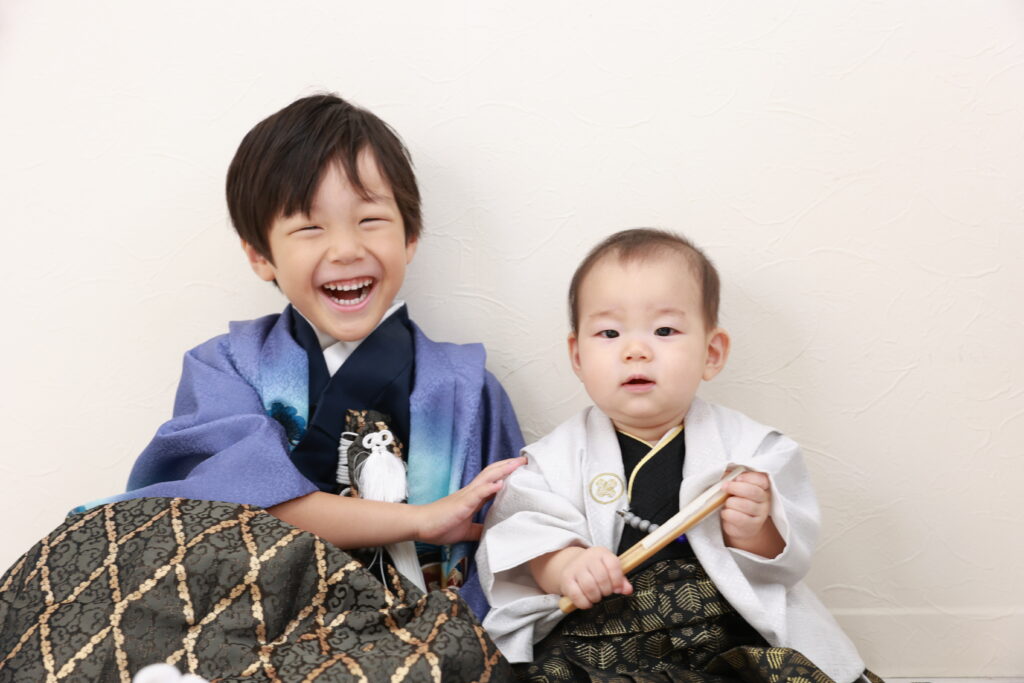 笑顔で写る兄弟カット