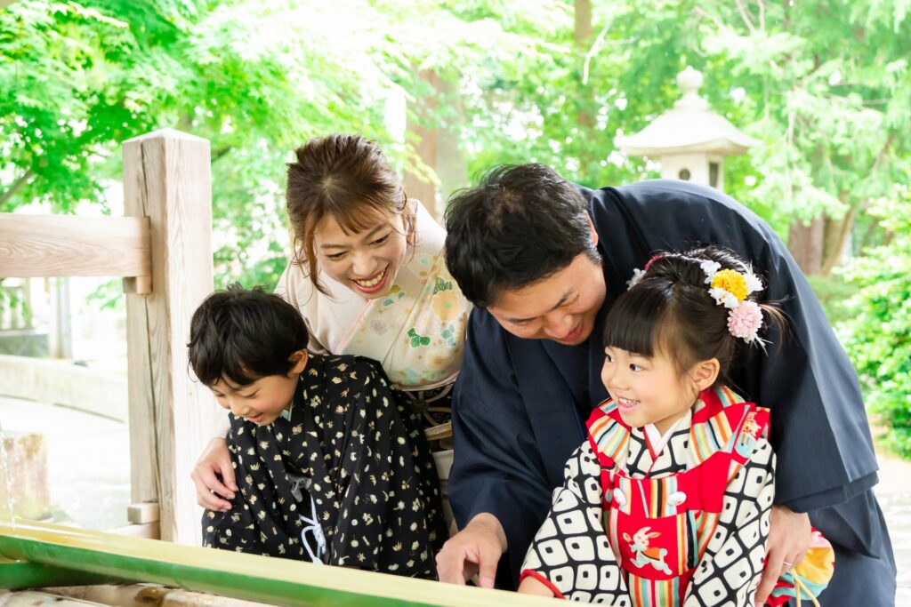 七五三詣りに来た家族・兄弟