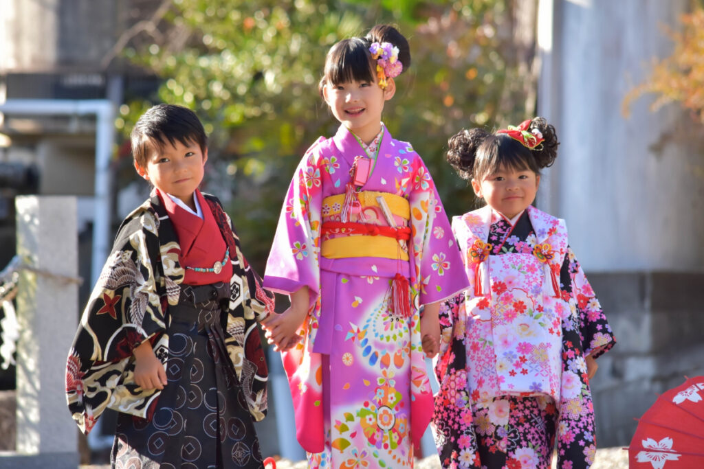 自然光の中で写真を撮る七五三の兄弟