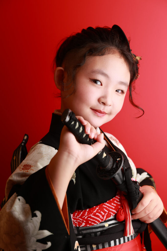 黒の着物に刀を合わせてモードに決めた7歳の女の子