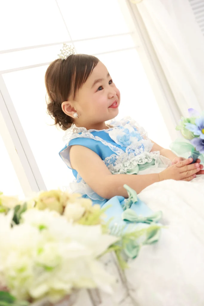 柔らかいほつれ感が特徴のドレス向け低めシニヨン