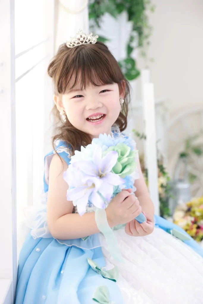 華やかなカールが可愛いハーフアップのドレスアレンジ