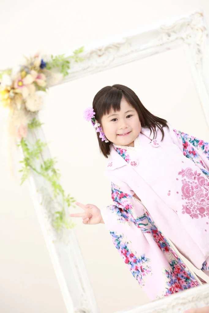 冬のスタジオで暖かく七五三撮影をする女の子