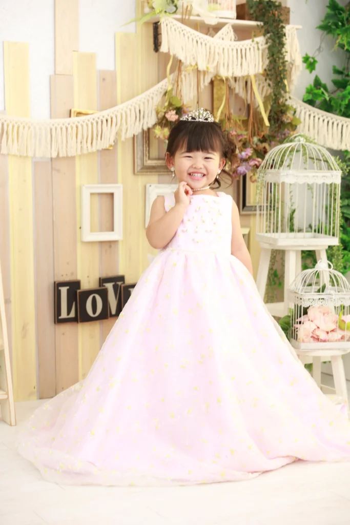 柔らかく揺れる毛先が可愛いサイドアップのドレススタイル