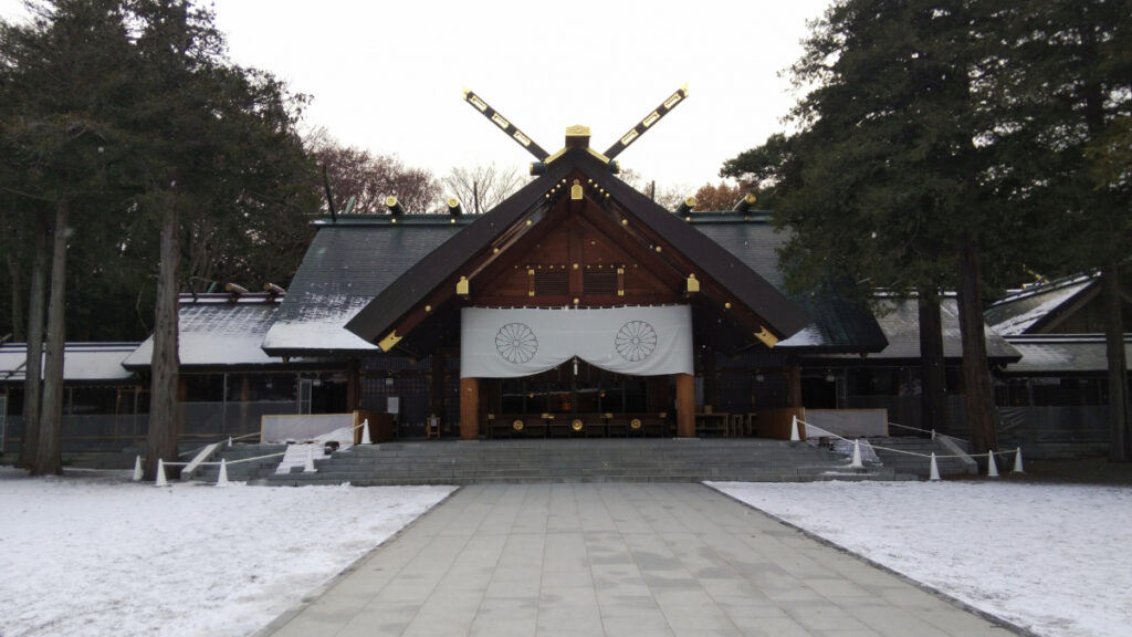 雪に包まれた北海道神宮の鳥居と参道。冬の七五三にも人気