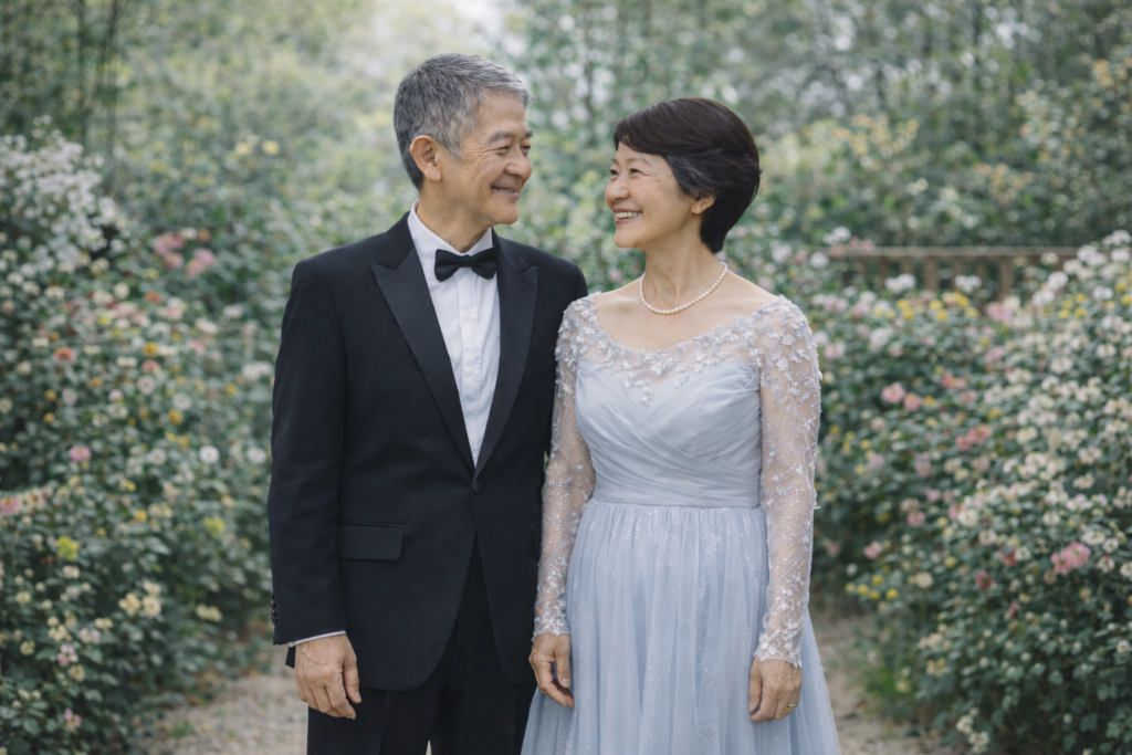 夫婦で並んで写る還暦記念の写真