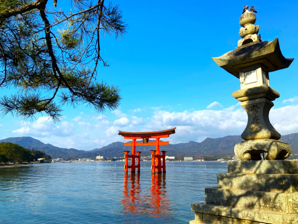 海に浮かぶ厳島神社の大鳥居。七五三参拝にも人気の絶景スポット