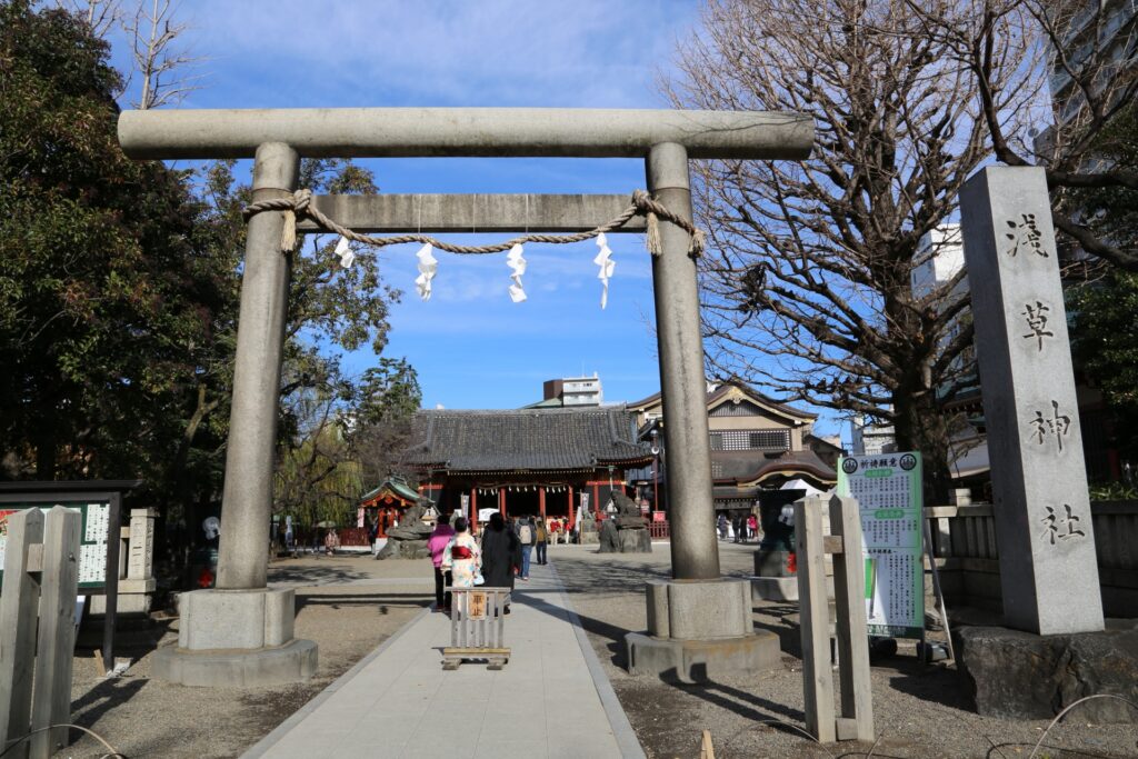 朝早くの神社でご祈祷を待つ家族の写真