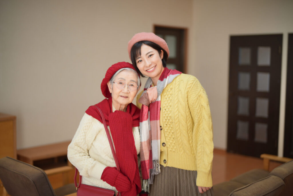赤色を取り入れたおしゃれをする還暦女性