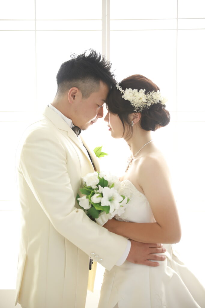 顔を合わせる夫婦の結婚写真