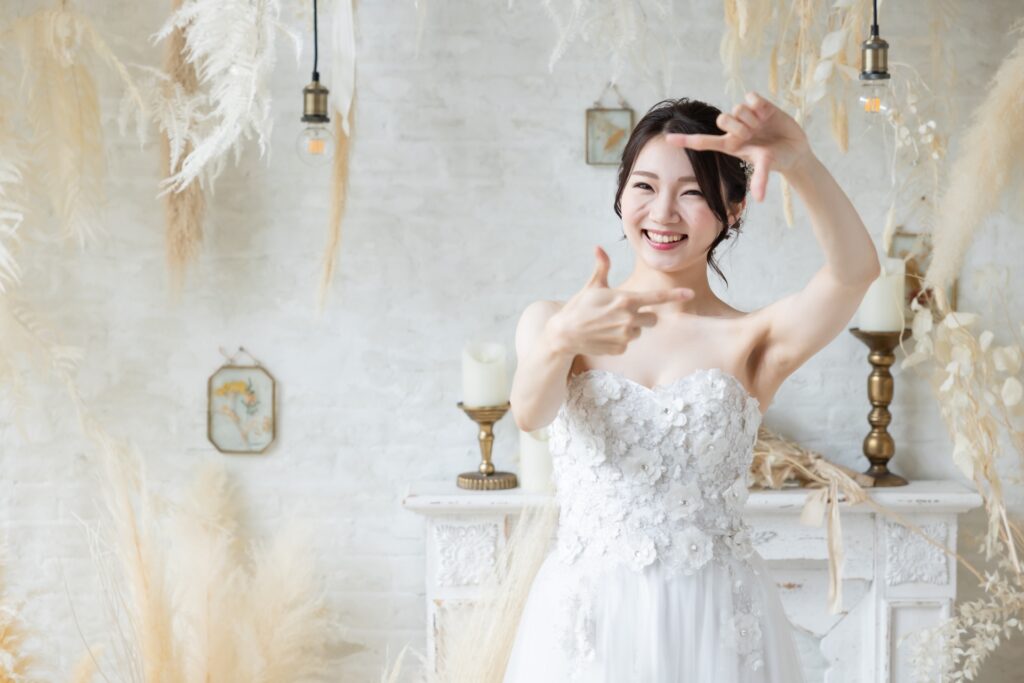 フォトウエディングを撮影する女性の写真