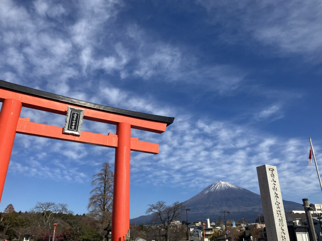 富士山を背景にした富士山本宮浅間大社の鳥居。七五三にふさわしい絶景
