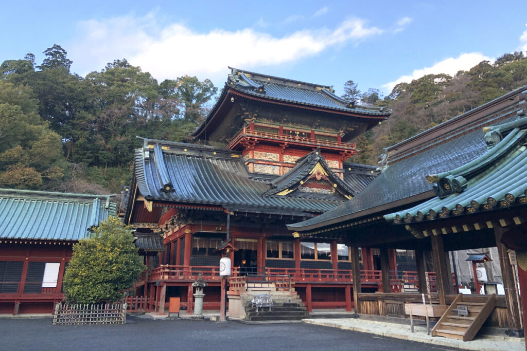 静岡浅間神社の華やかな社殿。七五三の記念にふさわしい風格ある神社