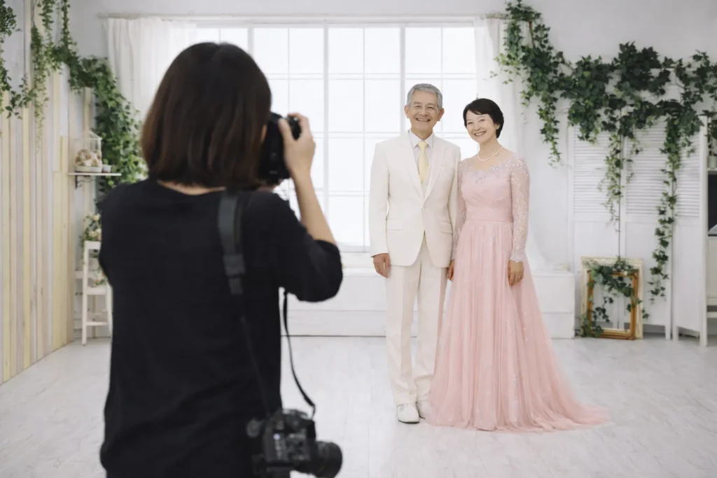 スタジオで落ち着いた雰囲気の還暦記念写真を撮影している様子