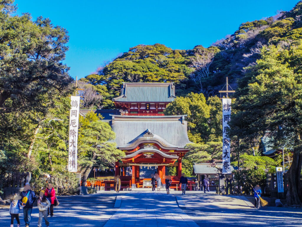 鶴岡八幡宮の石段と本殿。七五三参拝の定番スポット