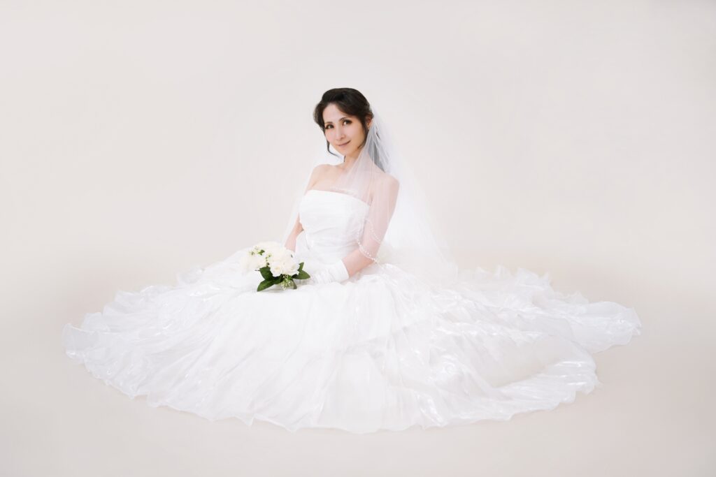 ウエディングドレスを着た女性