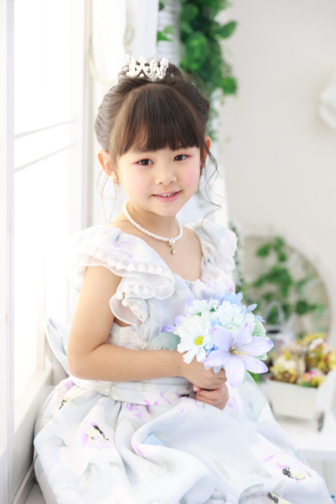白ドレスにティアラを合わせたお姫さまスタイルの7歳女の子