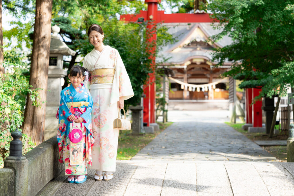 七五三のお参りをする母娘
